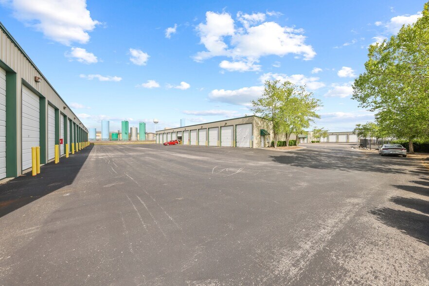 More Photos Of 202 Transcom Ct, Wilmington Self Storage For Lease