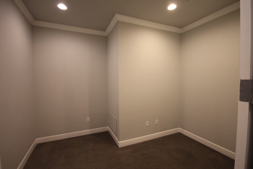 More Photos Of 7806 E 108th St S, Tulsa Office For Lease