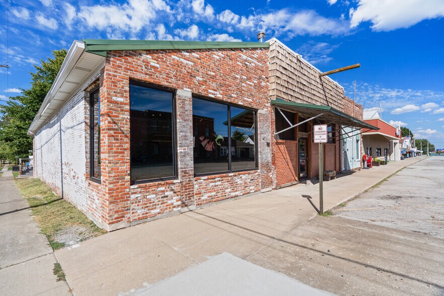 More Photos Of 103 E Broadway, Ashland Bar For Sale