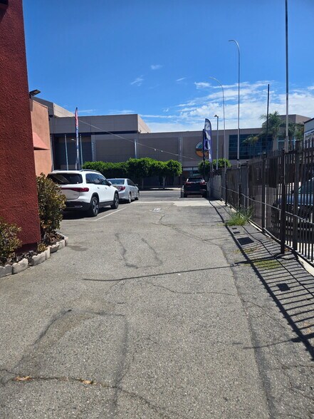 More Photos Of 933 S Western Ave, Los Angeles Auto Dealership For Lease