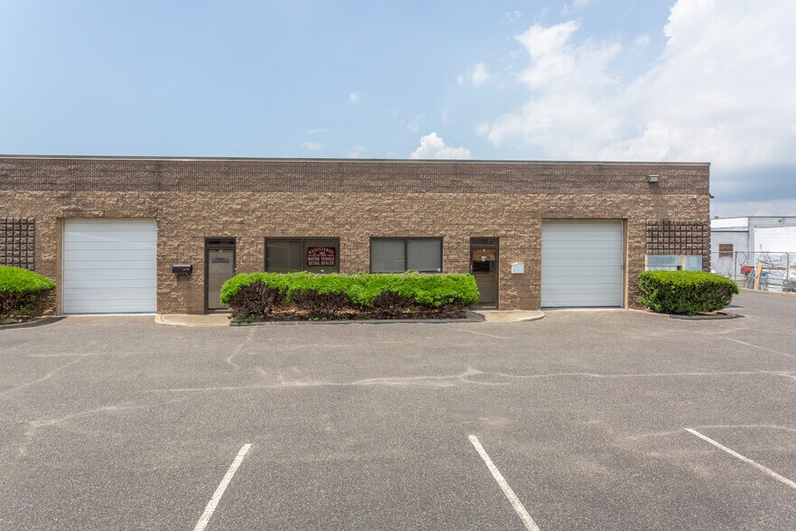 More Photos Of 281 Skip Ln, Bay Shore Warehouse For Lease