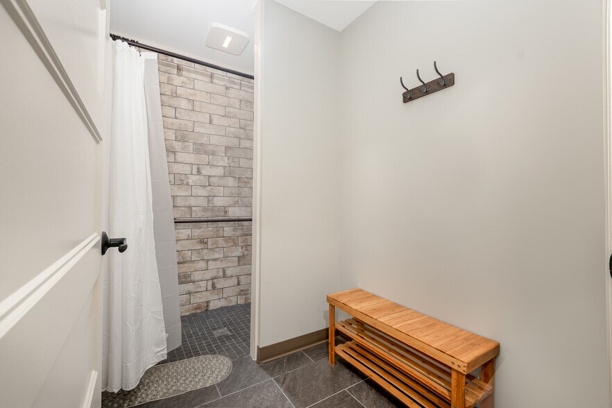 More Photos Of 4456-4460 Bridgetown Rd, Cincinnati Office For Lease