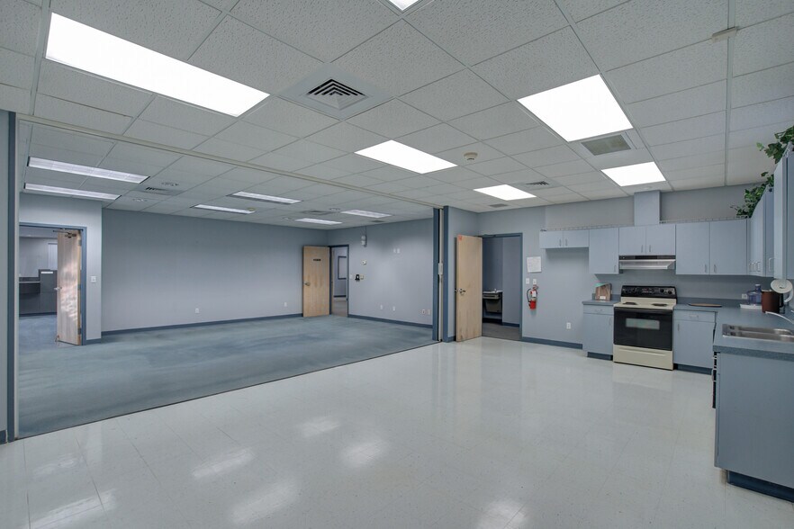 More Photos Of 4210 E Main Ave, Alton Office For Sale