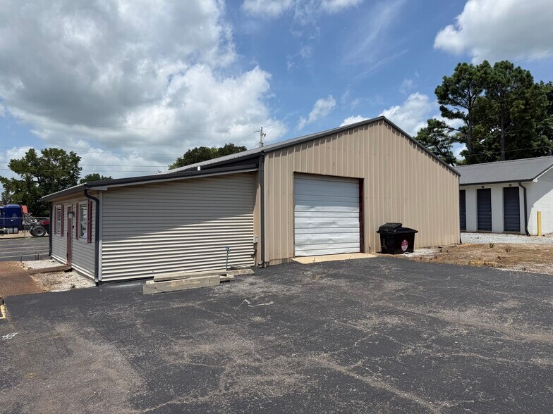 More Photos Of 461 N Broadway St, Portland Flex For Lease