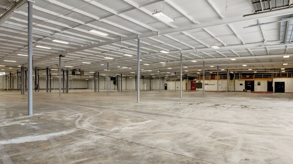 More Photos Of 403 W Admiral Doyle Dr, New Iberia Distribution For Lease