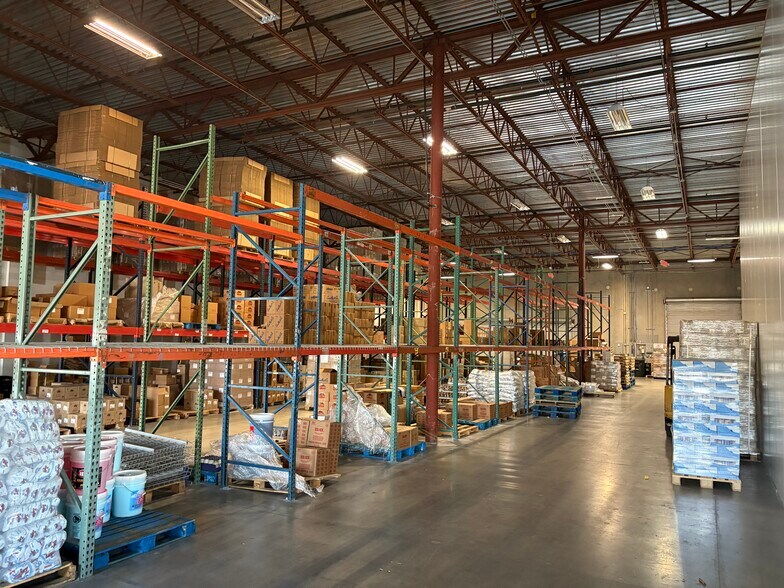 More Photos Of 2420 W Lynx Ln, Orlando Warehouse For Lease