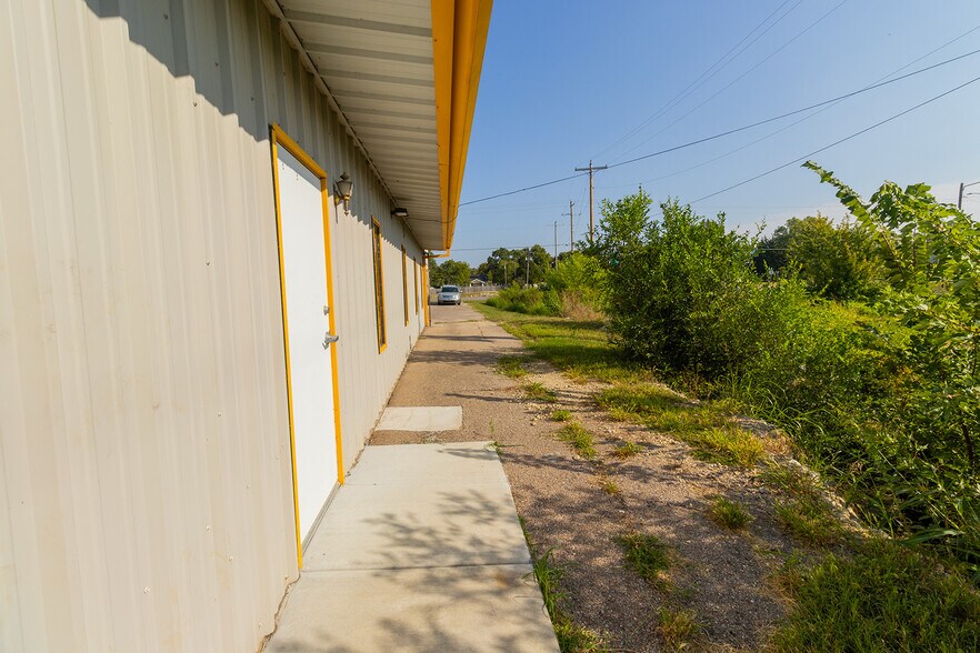 More Photos Of 1919 W Central Ave, El Dorado Warehouse For Lease