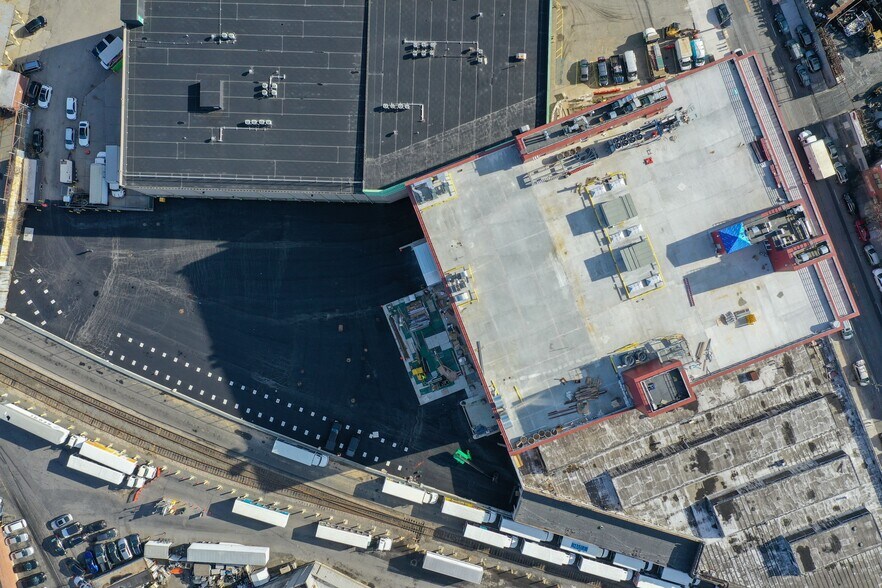 More Photos Of 4805 Metropolitan Ave, Ridgewood Light Distribution For Lease