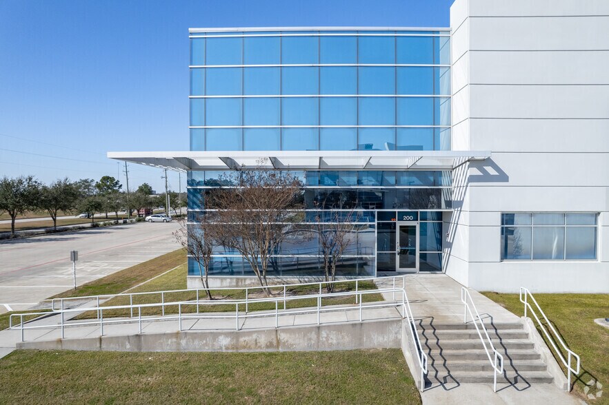 More Photos Of 1517 Greens Rd, Houston Distribution For Lease