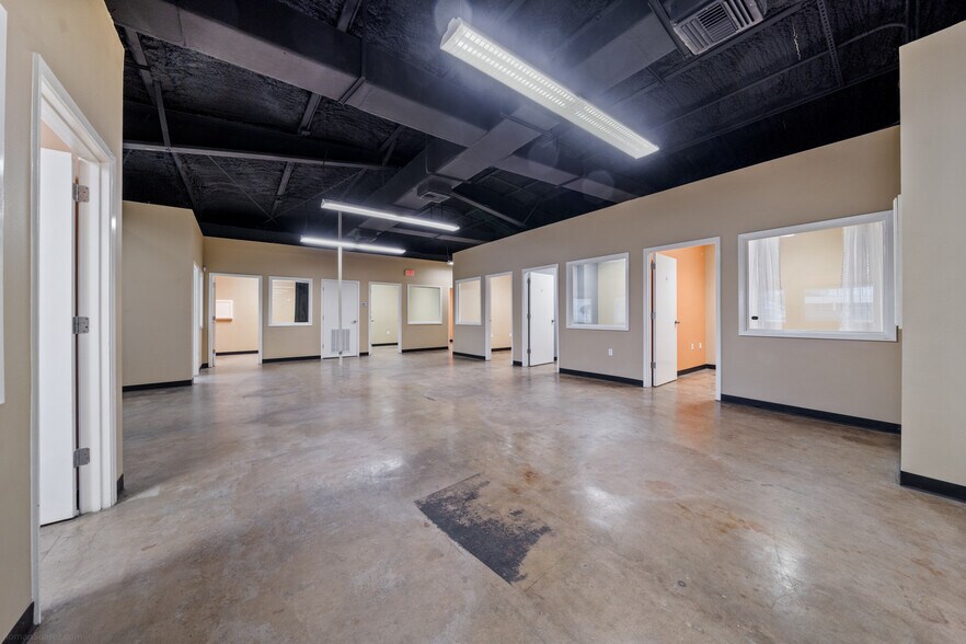 More Photos Of 917 S Staples St, Corpus Christi Unknown For Lease