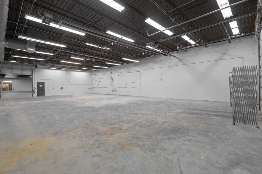 More Photos Of 7878 Gull Rd, Richland Warehouse For Lease