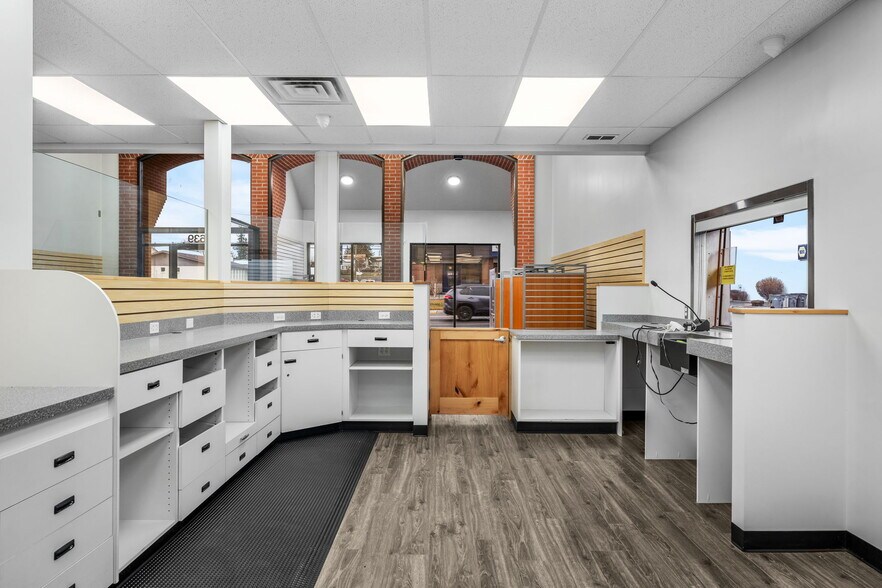 More Photos Of 639 Morgan St, Davenport Bank For Lease