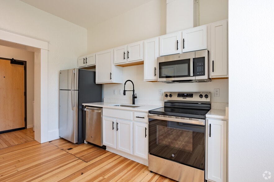 More Photos Of 3614 6th Ave, Des Moines Apartments For Lease