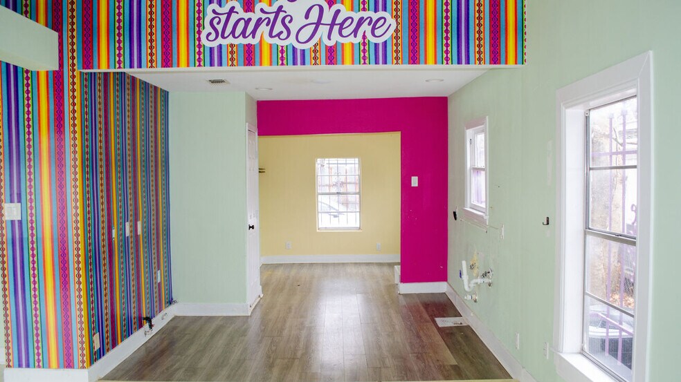 More Photos Of 2214 S 1st St, Austin Freestanding For Sale