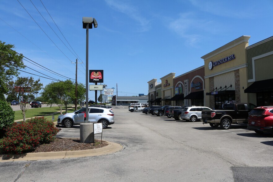 More Photos Of 7924 S Broadway, Tyler Storefront Retail Office For Sale