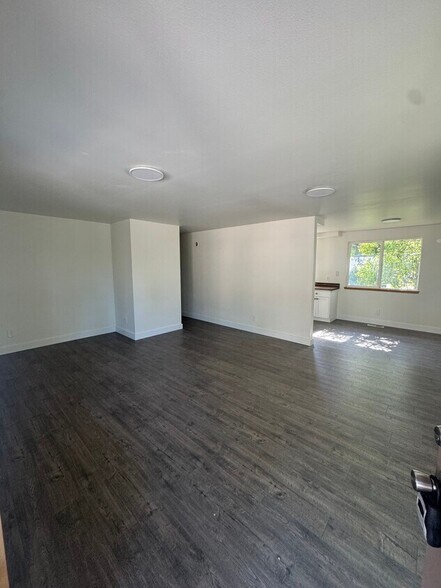 More Photos Of 909-925 SE 2nd St, Bnd, Bend Office For Sale