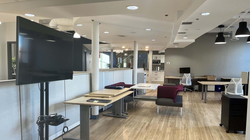 More Photos Of 211 Bannatyne Av, Winnipeg Office For Lease