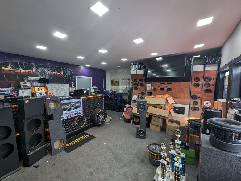 More Photos Of 600 S McKinley St, Bartonville Light Distribution For Sale