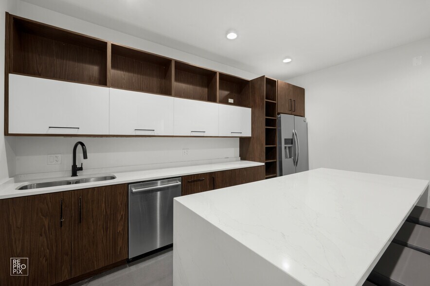More Photos Of 1322 W Walton St, Chicago Light Distribution For Lease