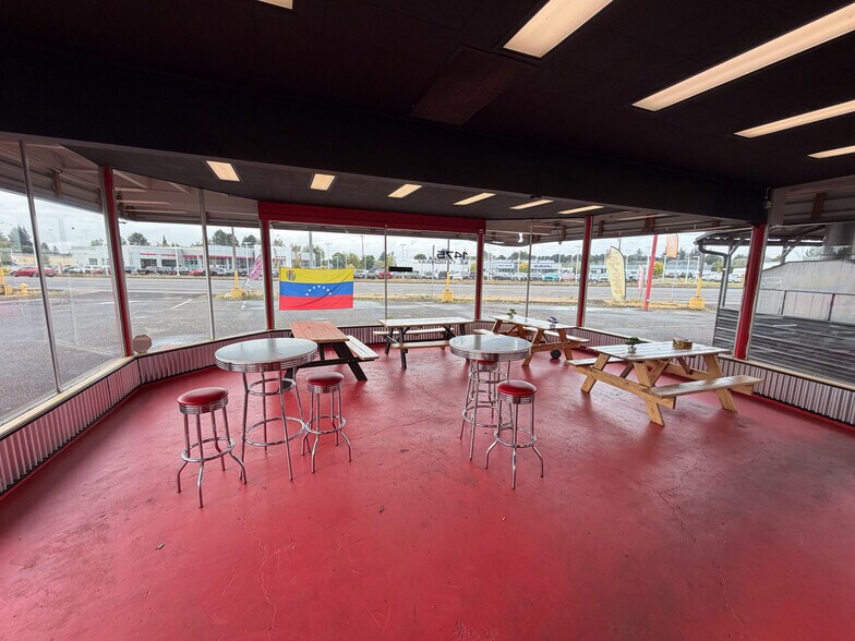 More Photos Of 1475 SE Tualatin Valley Hwy, Hillsboro Auto Dealership For Sale