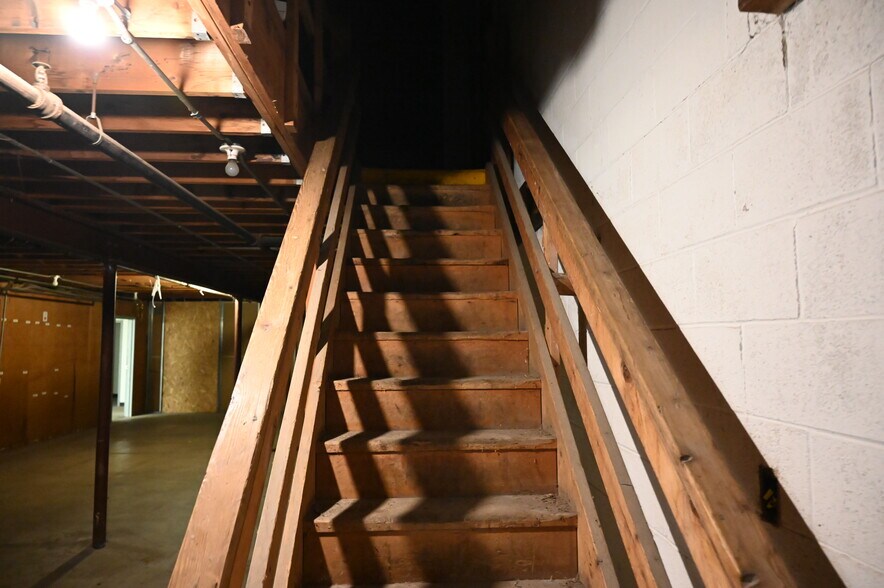 More Photos Of 2300 Claremont Ave, Ashland Freestanding For Lease