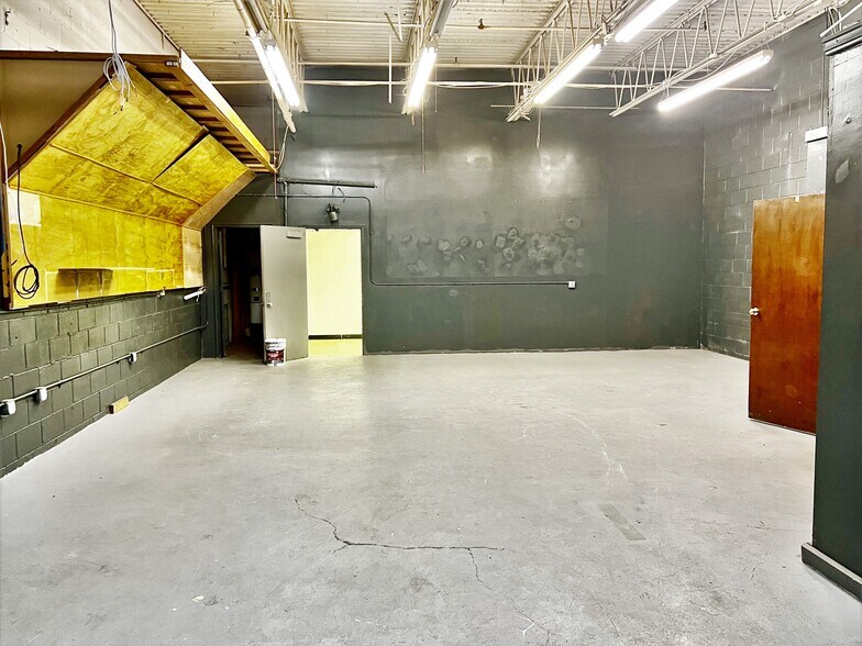 More Photos Of 108 Brook Ave, Deer Park Warehouse For Lease