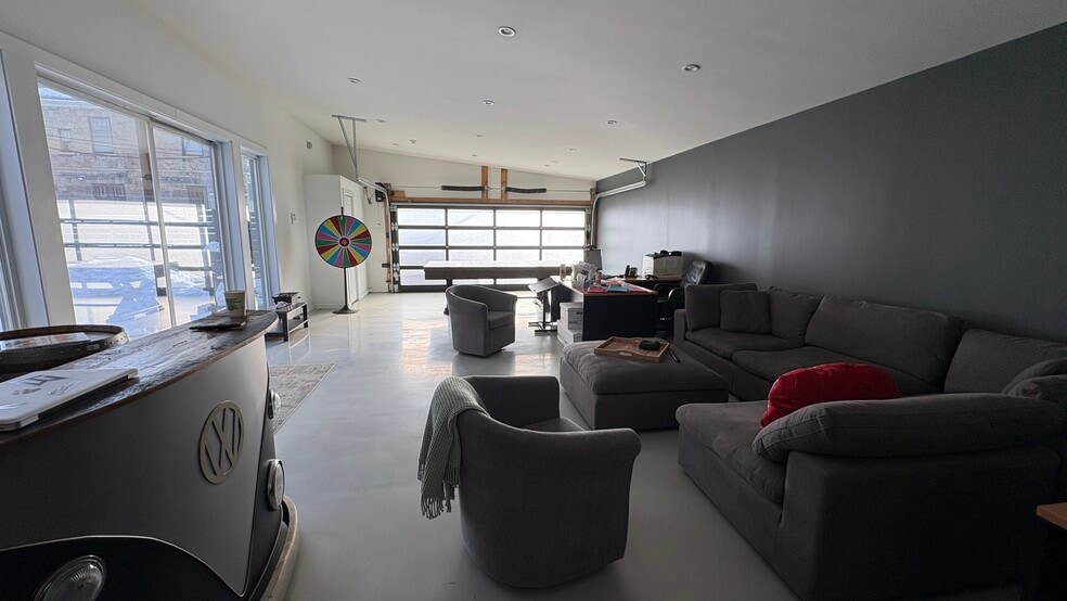 More Photos Of 510-512 Décarie Boul, Saint-Laurent Loft Creative Space For Sale