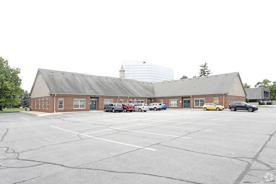 More Photos Of 215 E Big Beaver Rd, Troy Medical For Lease