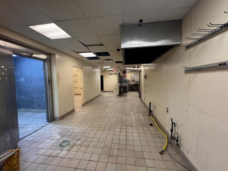 More Photos Of 2949 Dixie Hwy, Hamilton Restaurant For Lease