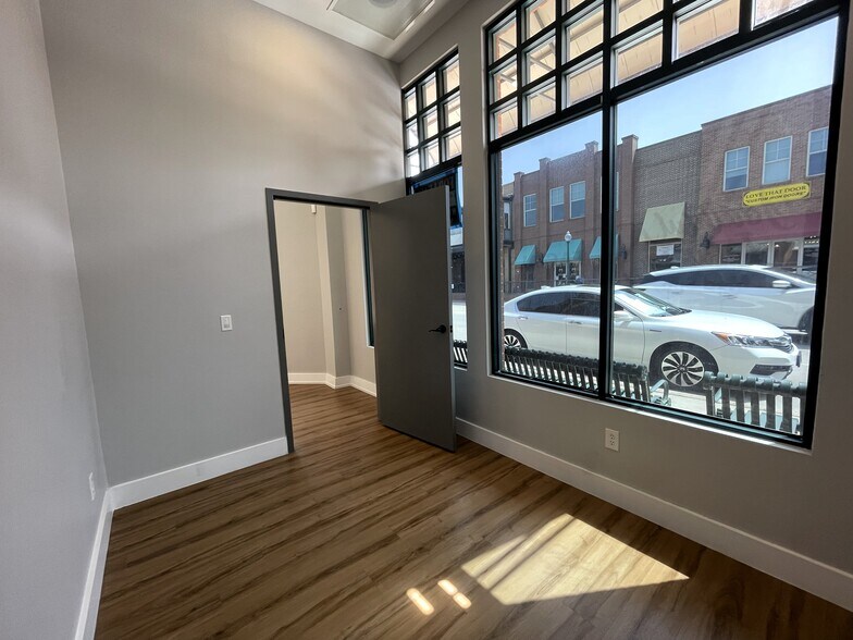 More Photos Of 120 S Main St, Grapevine Storefront Retail Office For Lease
