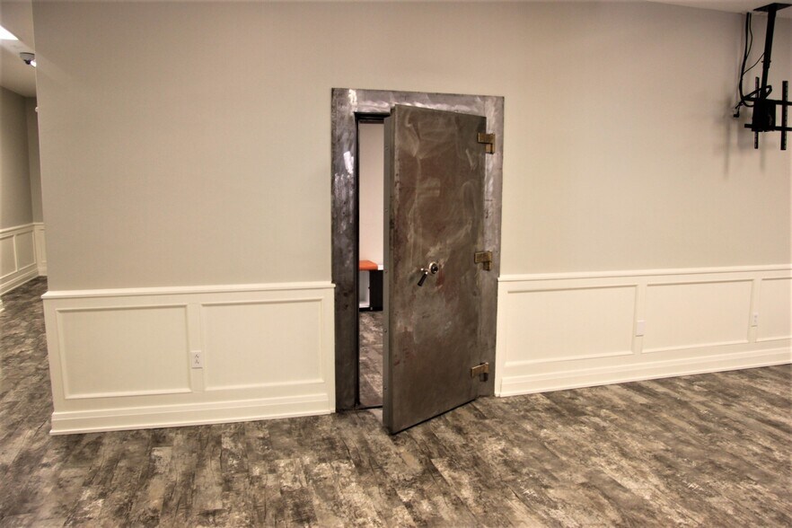 More Photos Of 118-122 E Main St, Louisville Office For Lease