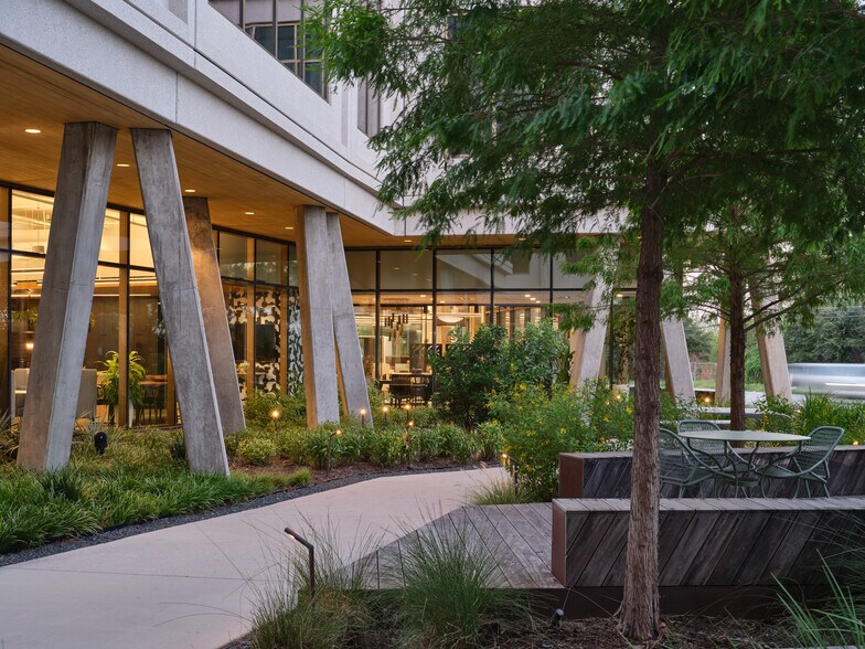 More Photos Of 3232 E Cesar Chavez St, Austin Unknown For Lease