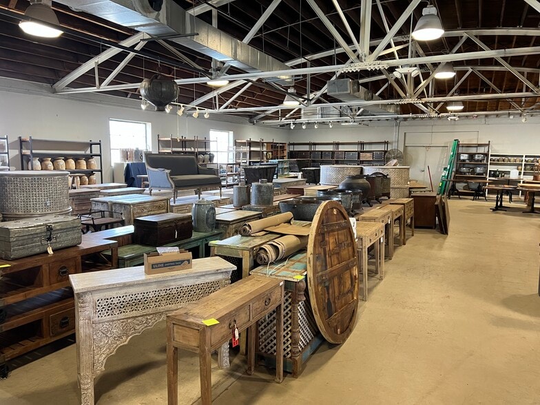 More Photos Of 100 N Centennial Dr, High Point Showroom For Lease