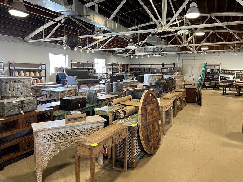 More Photos Of 100 N Centennial Dr, High Point Showroom For Lease