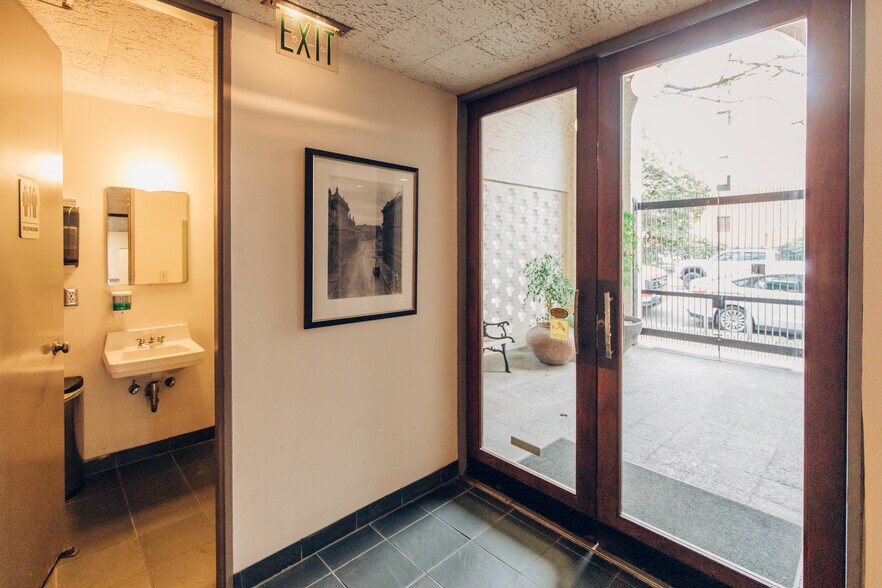 More Photos Of 10 SW Ash St, Portland Office For Lease