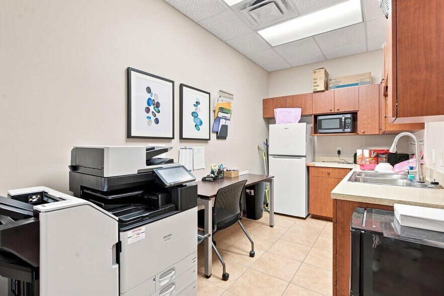 More Photos Of 375 Fennell Blvd, Lady Lake Medical For Sale