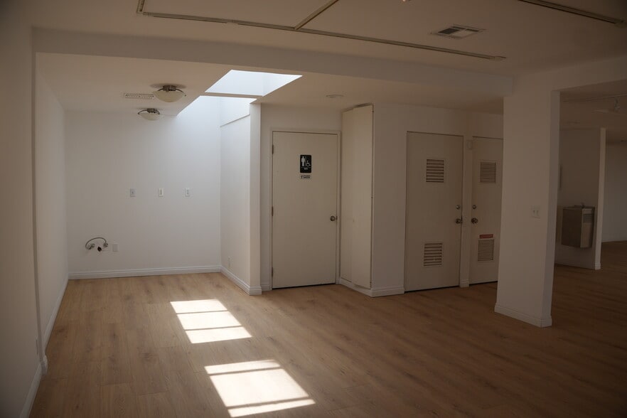 More Photos Of 261 S Robertson Blvd, Beverly Hills Storefront Retail Office For Sale