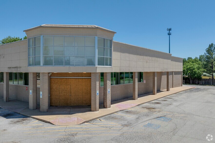 More Photos Of 4561 N Peoria Ave, Tulsa Drugstore For Lease