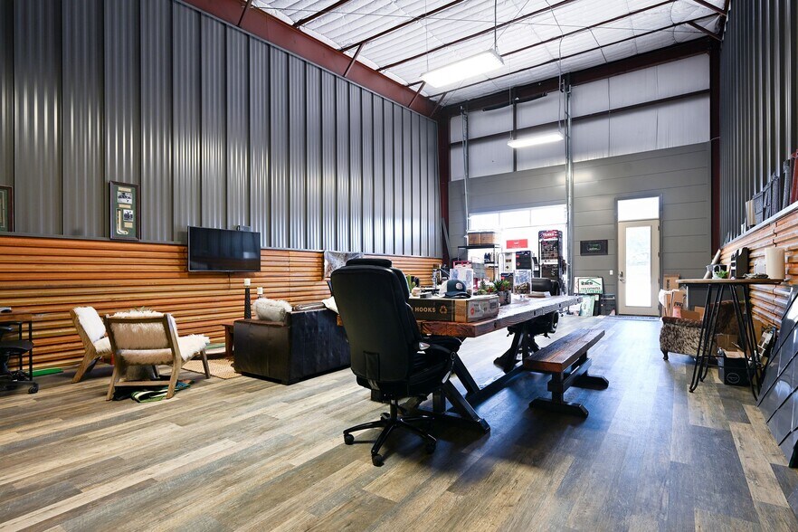 More Photos Of 18992 Ranch to Market 150 rd, Driftwood Showroom For Lease