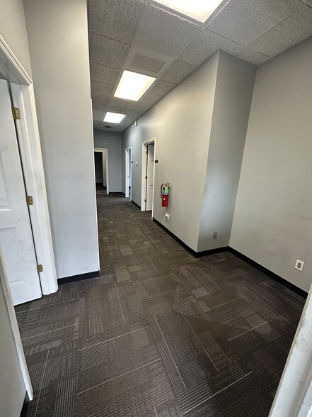 More Photos Of 10 Liberty St, Edison Warehouse For Lease