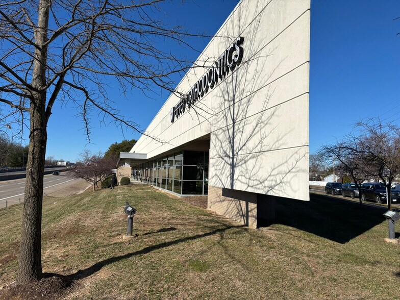 More Photos Of 1560-1588 Smizer Station Rd, Fenton Medical For Lease