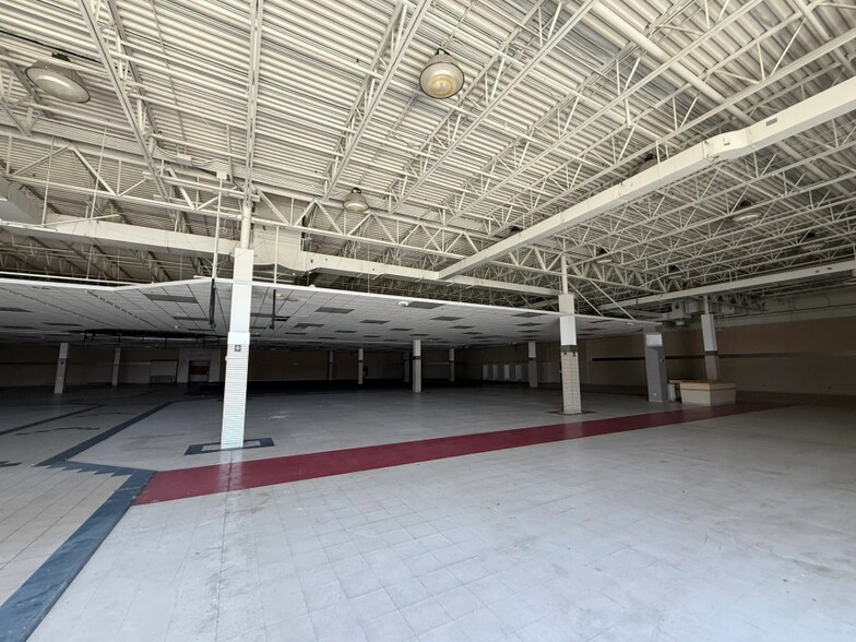 More Photos Of 35192-35220 Gratiot Ave, Clinton Township Freestanding For Lease