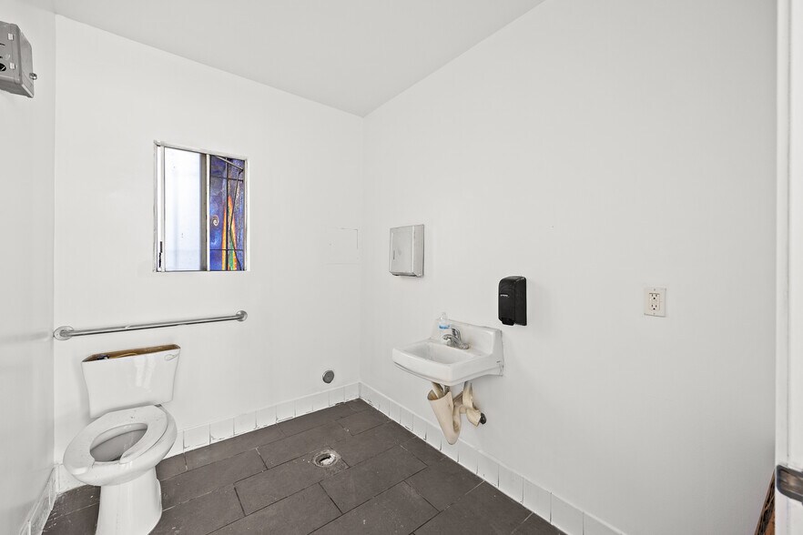 More Photos Of 13215 Paramount Blvd, South Gate Freestanding For Sale