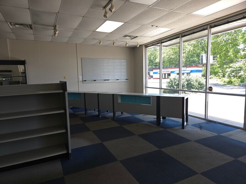 More Photos Of 3002 Lee Hwy, Bristol Freestanding For Lease