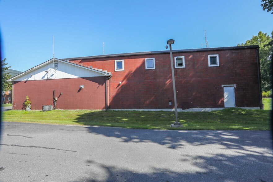More Photos Of 185 Columbia St, Adams Flex For Lease