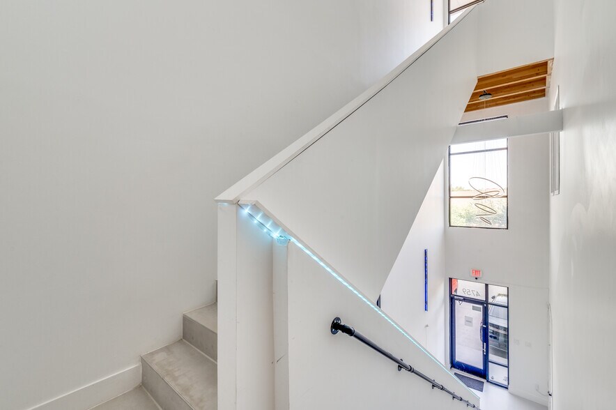 More Photos Of 4759 Algiers St, Dallas Loft Creative Space For Lease