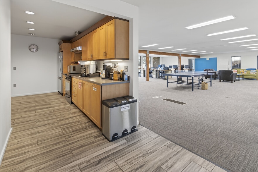 More Photos Of 4540 S Kelly Ave, Portland Office For Sale