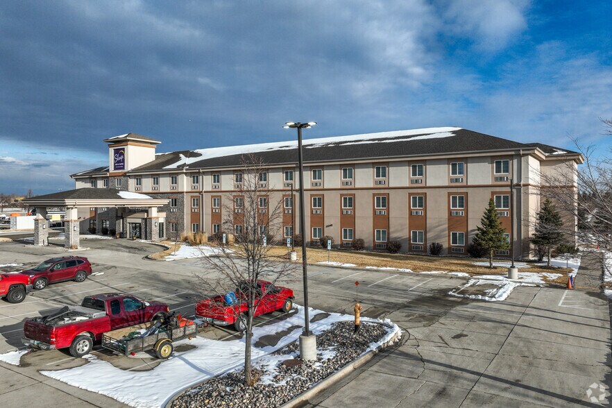 More Photos Of 1350 S 42nd St, Grand Forks Hotel For Sale
