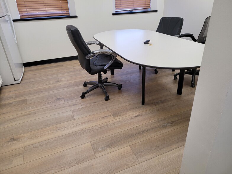 More Photos Of 6214 NW Kelly Dr, Parkville Flex For Lease