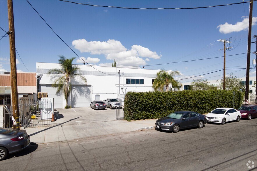 More Photos Of 15911 Arminta St, Van Nuys Manufacturing For Lease